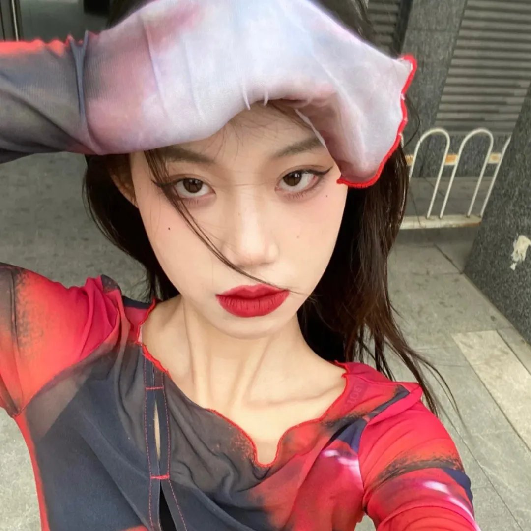 两个月亮 海报
